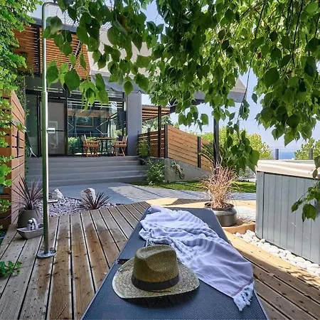 Zephyr Luxe Sea And Mountain View Apartment Sgourou