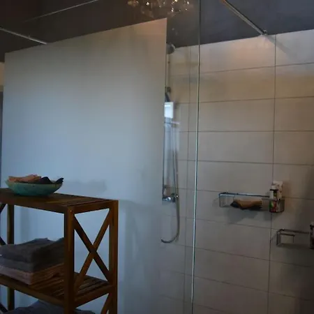 Zephyr Luxe Sea And Mountain View Apartment